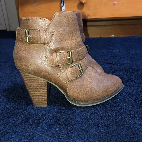 Brown heeled booties - Picture 2 of 3